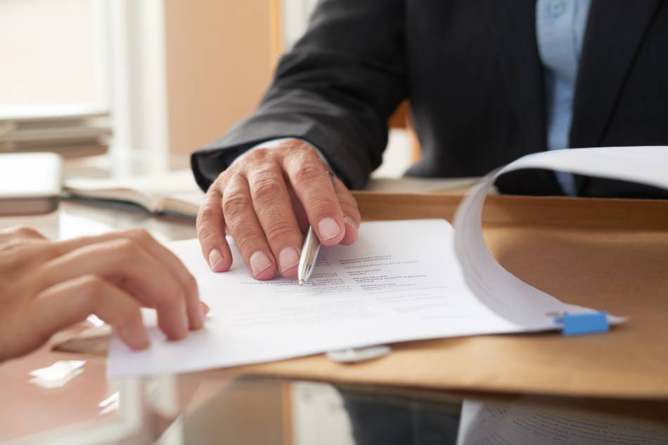 mãos sob contrato e documento cnpj